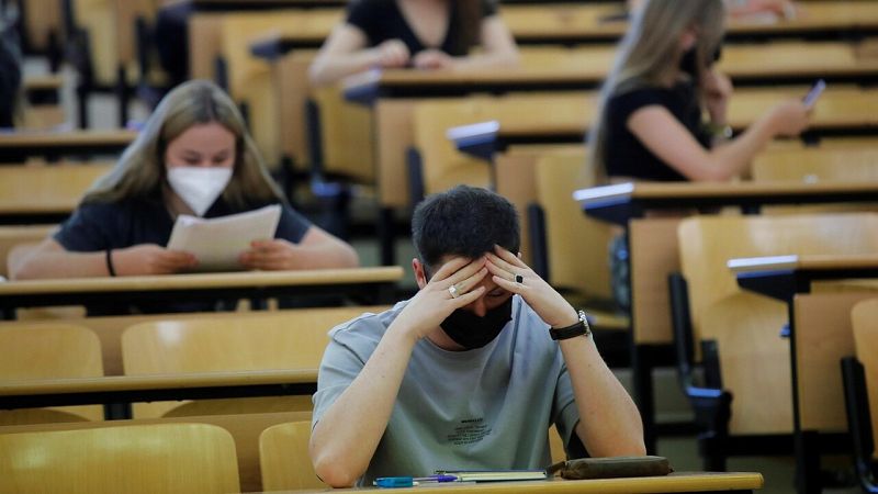 Más de 50.000 estudiantes se enfrentan a la EBAU pendientes de las notas de corte