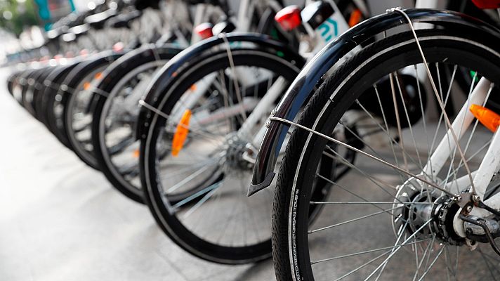 Telediario 1 - El Gobierno apuesta por la bicicleta para redefinir la movilidad con menos coches y motos