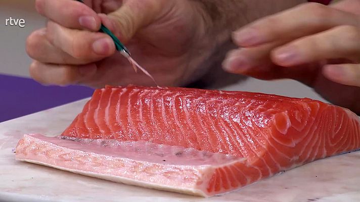 ¿Cómo quitar las espinas al salmón?