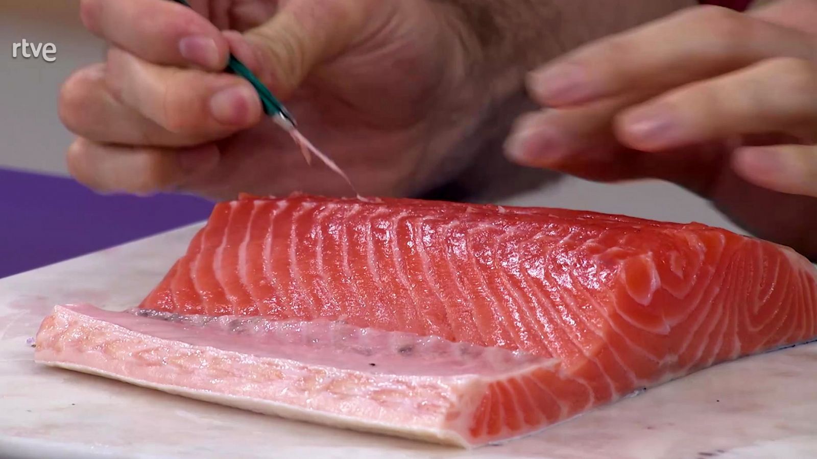 Miguel Ángel Muñoz nos enseña como quitar las espinas al salmón.