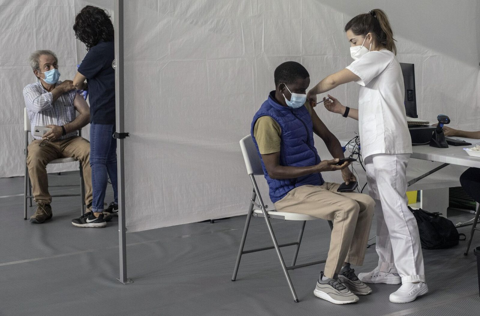 Simón, sobre ponerse la segunda dosis en otra comunidad: "Existe la opción" - La tarde en 24h | Ver