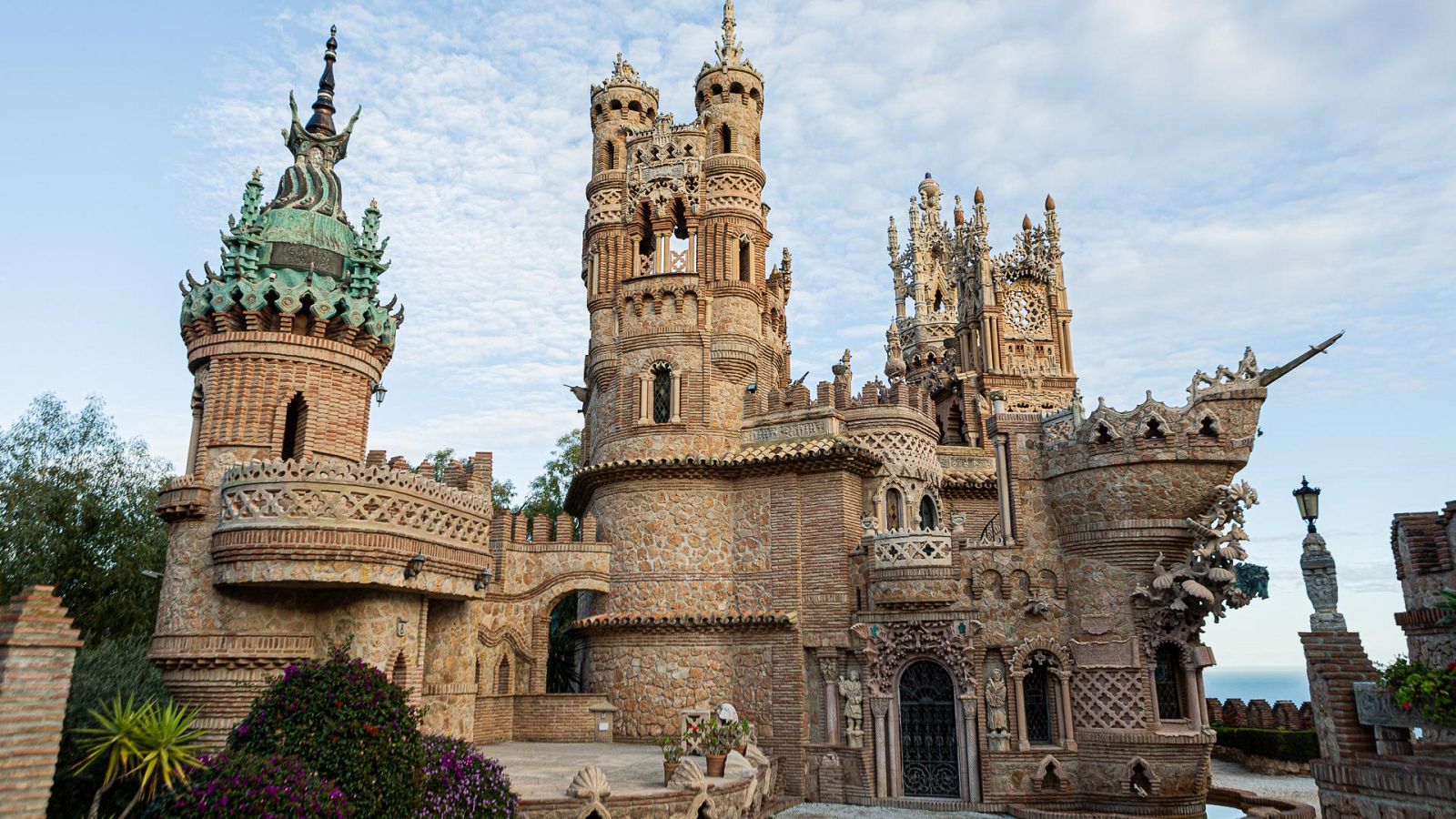 Rutas bizarras - El cementerio circular y el restaurante de Chiquito - Ver ahora