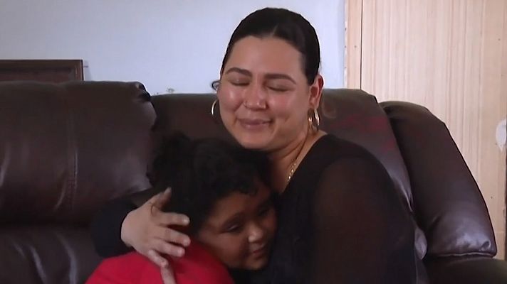 Emely, la niña hondureña que cruzó sola la frontera con Estados Unidos, se reencuentra con su familia gracias a un reportaje en televisión
