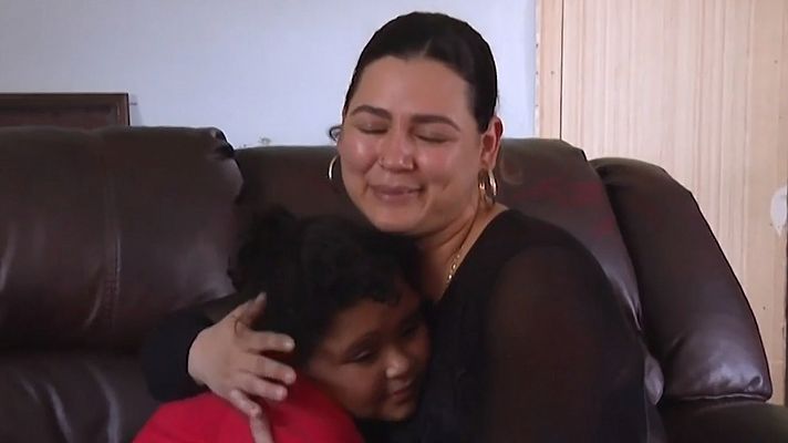 Telediario 1 - Emely, la niña hondureña que cruzó sola la frontera con Estados Unidos, se reencuentra con su familia gracias a un reportaje en televisión