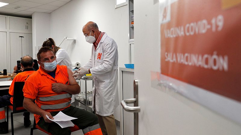 Las empresas comienzan a vacunar a sus trabajadores - Telediario 1 | Ver