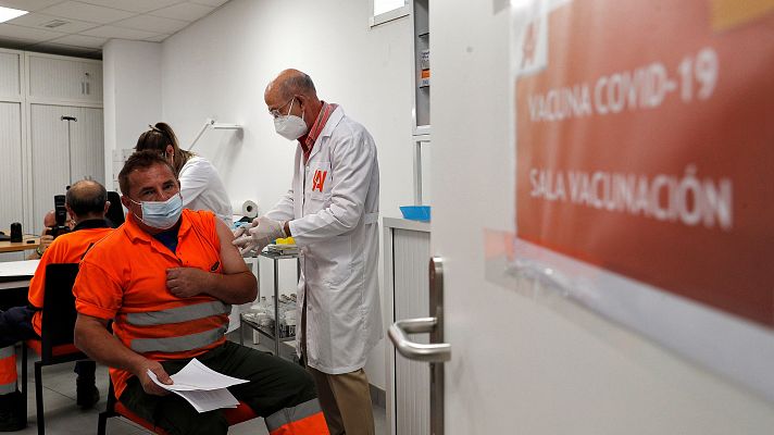 Telediario 1 - Las empresas comienzan a vacunar a sus trabajadores