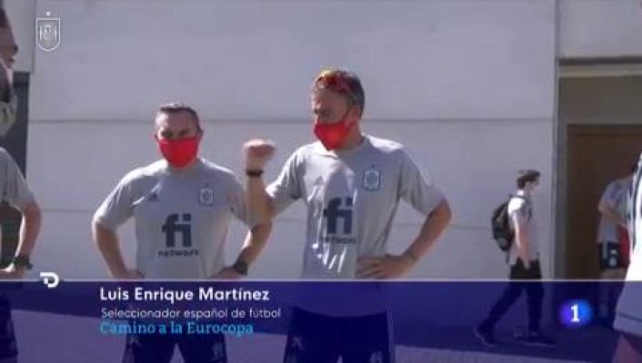Luis Enrique dirige el entrenamiento de los jugadores convocados en una 'burbuja paralela'