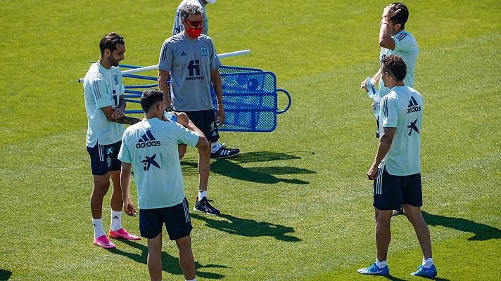 Telediario 1 - Luis Enrique dirige el entrenamiento de los jugadores convocados en una 'burbuja paralela'