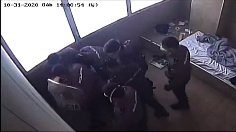 La ONG Irídia denuncia un presunto abuso policial en un CIE de Barcelona