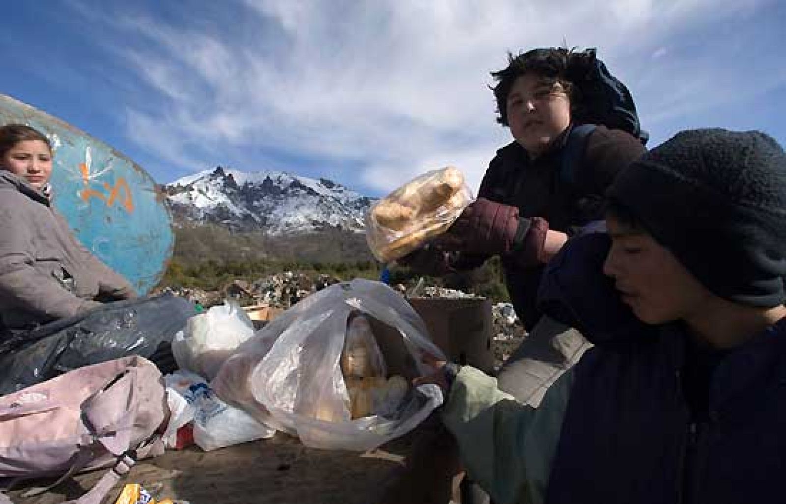 Trece millones de personas vivien en Argentina en una situación de pobreza extrema. Ésto ha llevado al Gobierno a poner en marcha un plan de emergencia de más de 200 millones de euros cuya gestión critican las ONGs, que aseguran que el dinero no llega a muchas regiones donde la situación es un drama (26/09/09).