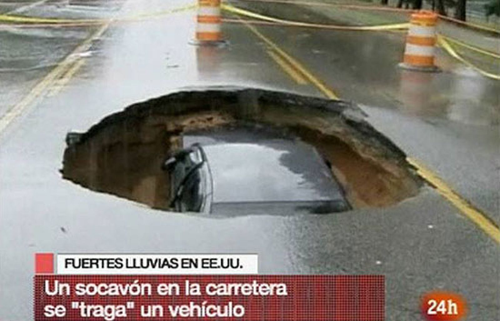 Un coche cae en un socavón en el estado norteamericano de Georgia | Ver