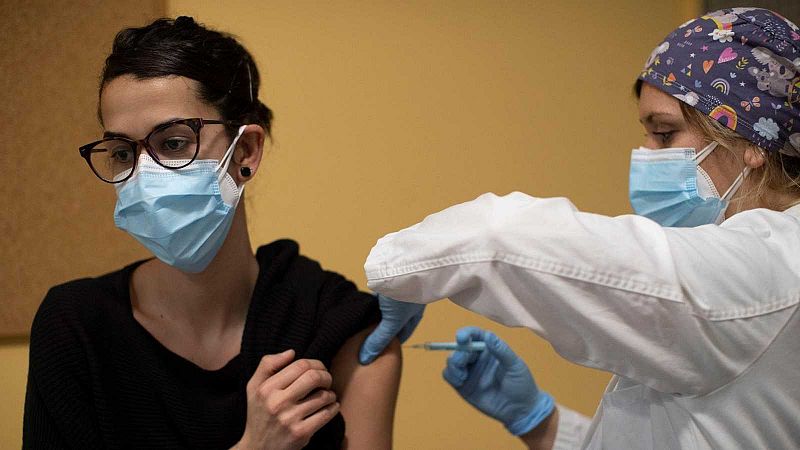 Los pacientes crónicos denuncian que se priorice a la selección española: "Nos cuesta entenderlo" - La hora de La 1 | Ver