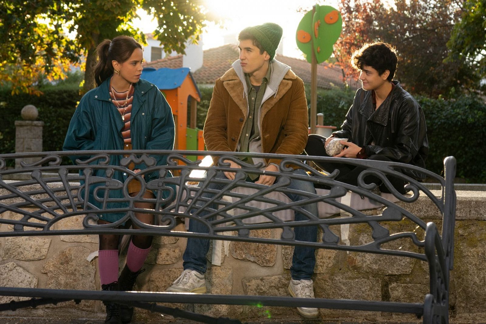 Julia corre por el pueblo vestida de novia