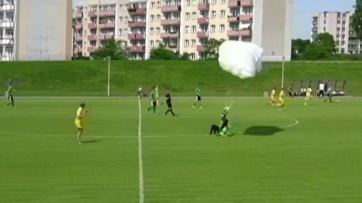 Informativo 24h - Tarjeta amarilla a un paracaidista por aterrizar de emergencia en un partido de fútbol