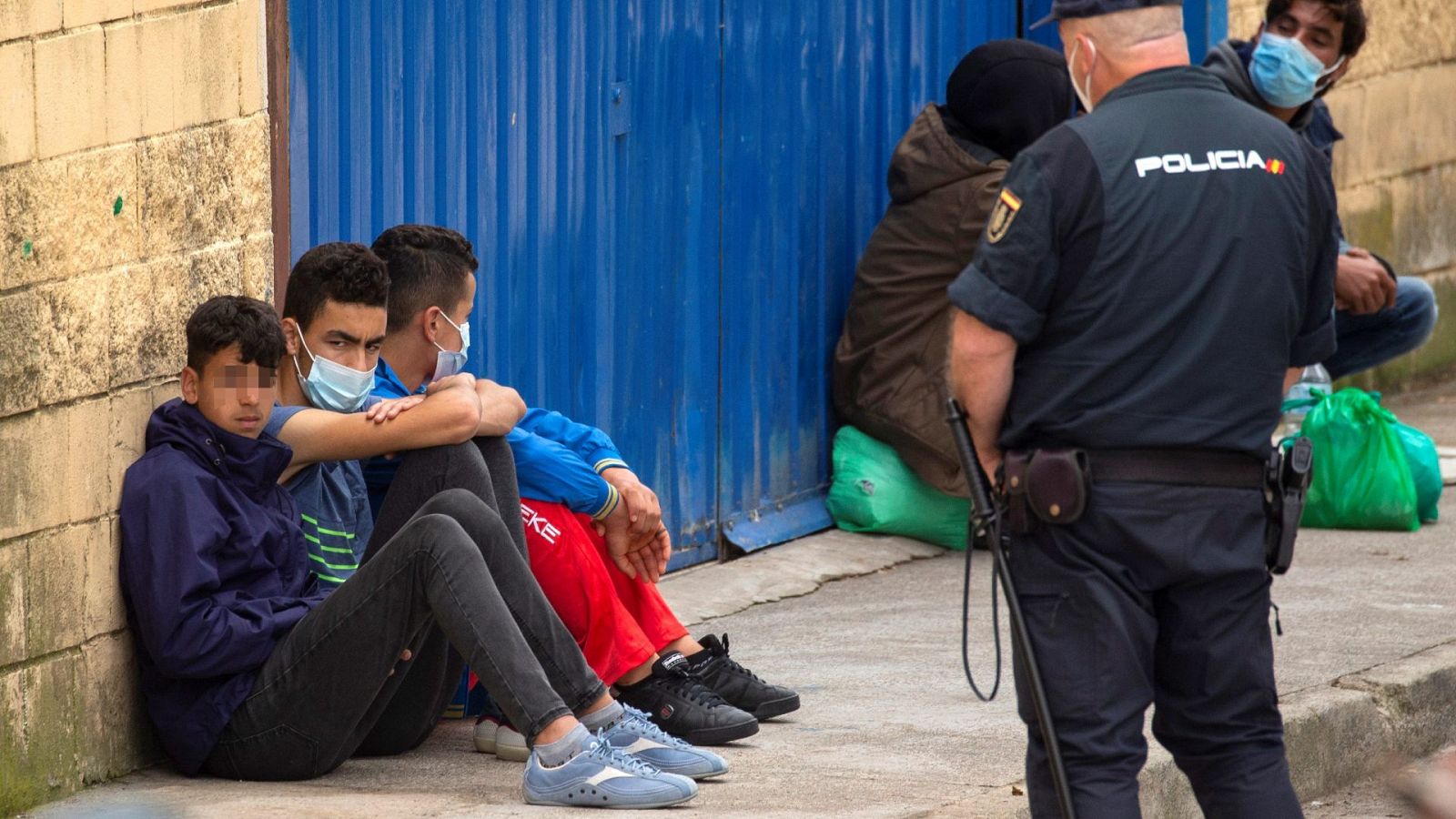 Cerca de 400 menores continúan hacinados en almacenes de Ceuta 
