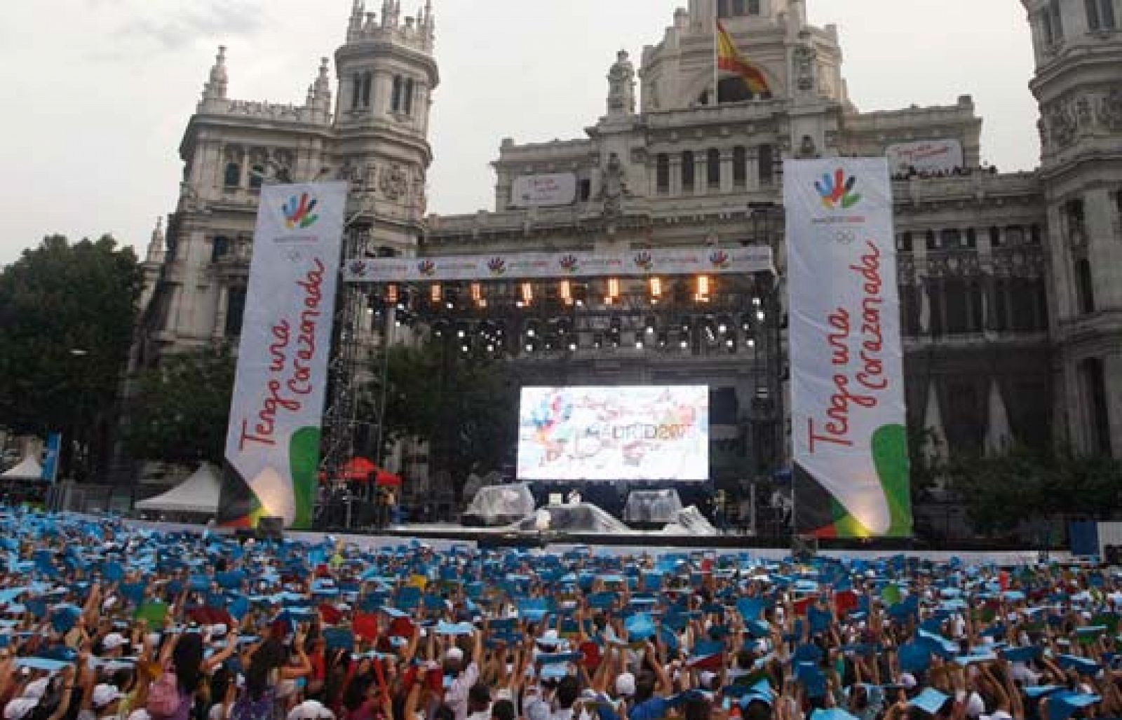 Cientos de miles de personas han conformado un mosaico humano en la Plaza de Cibeles para promocionar la candidatura de Madrid 2016  