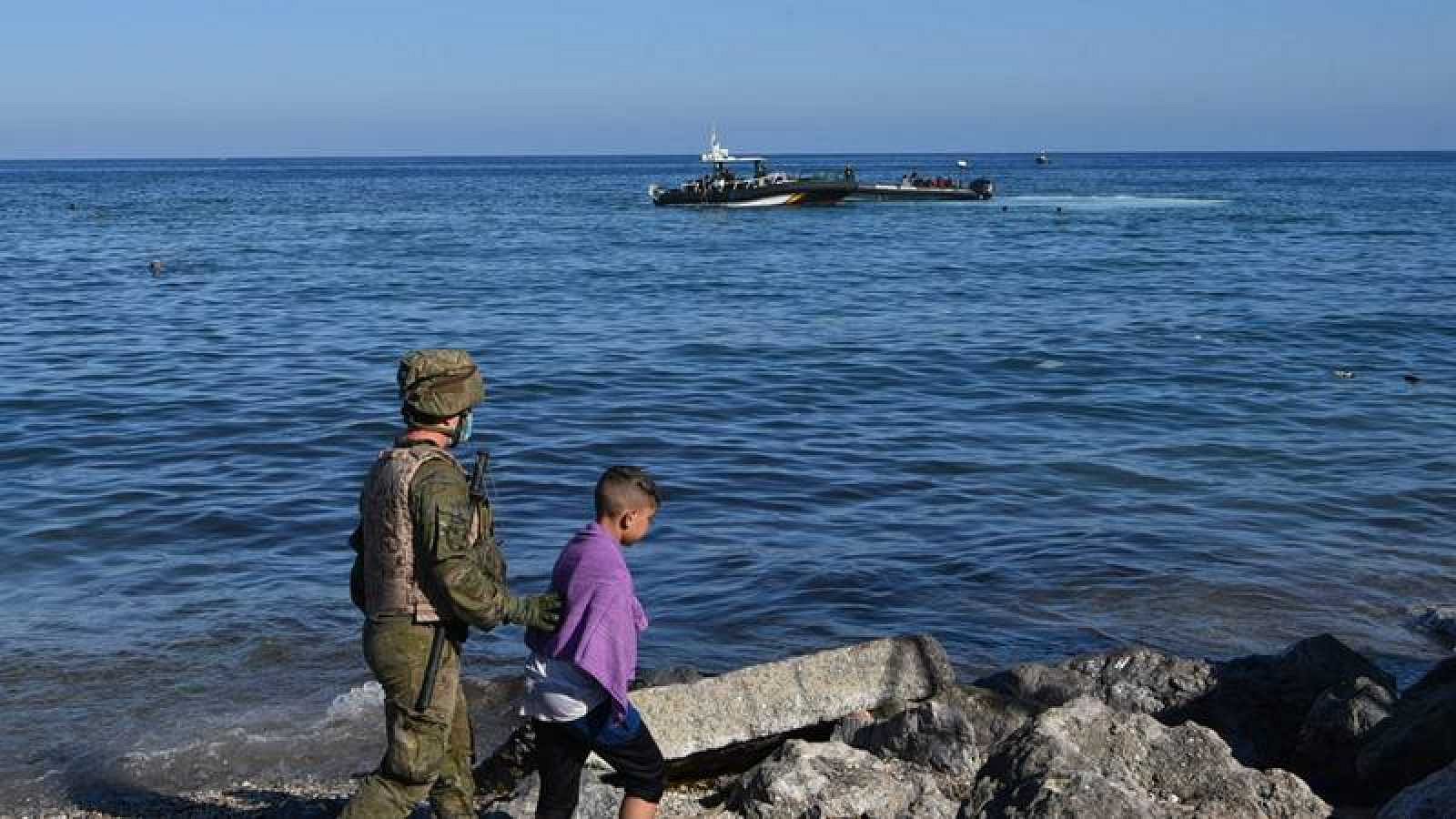 El Gobierno insiste en estudiar pedir visado a los marroquíes para entrar en Ceuta y Melilla - Ver ahora