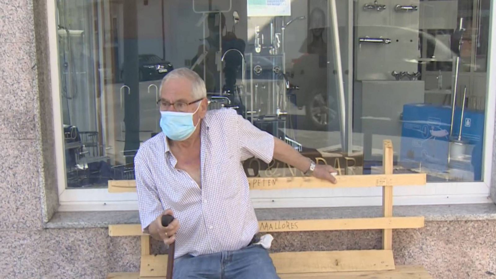 Un jubilado gallego fabrica un banco para que su mujer con artrosis pueda descansar durante los paseos