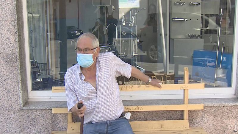 Un jubilado gallego fabrica un banco para que su mujer con artrosis pueda descansar durante los paseos