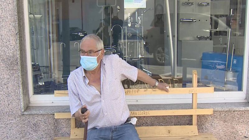 Un jubilado gallego fabrica un banco para que su mujer con artrosis pueda descansar durante los paseos