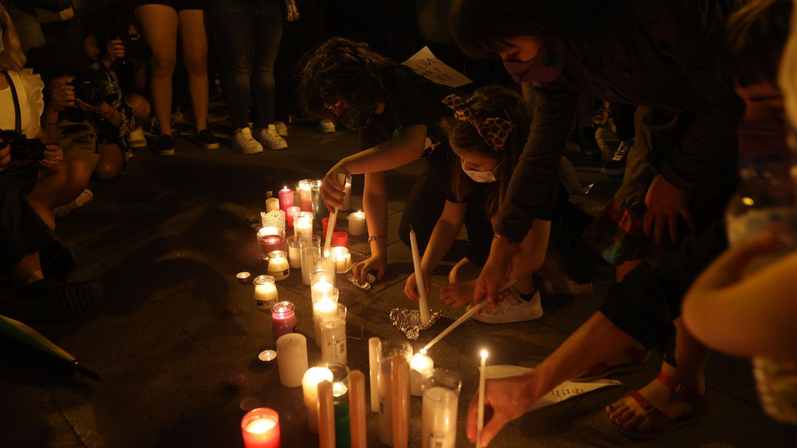 Telediario 1: Miles de personas protestan en las calles contra la violencia machista | RTVE Play