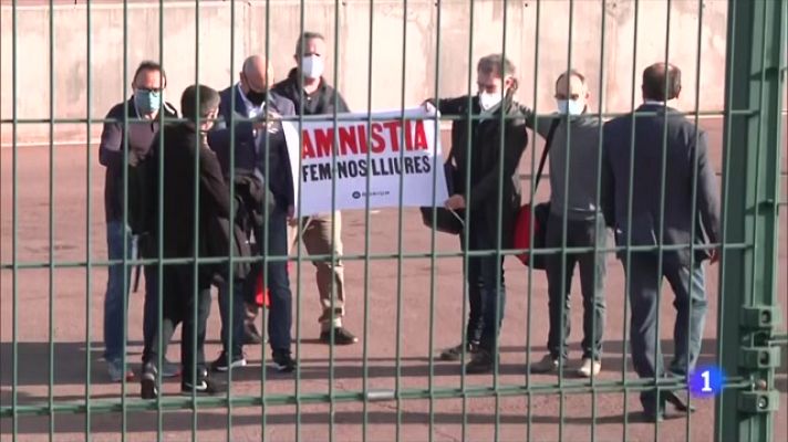 L'Informatiu - Casado desvincula el rei del debat dels indults