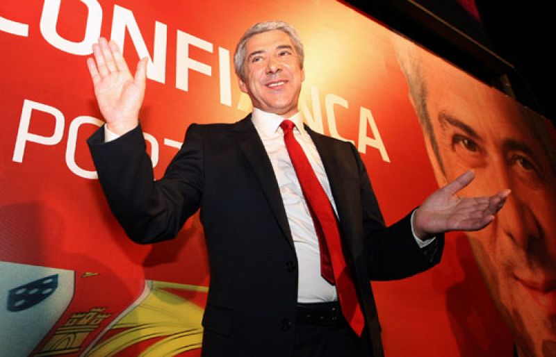 El socialista José Sócrates podría gobernar en minoría los próximos cuatro años, apoyándose en acuerdos puntuales con los partidos pequeños, según la prensa portuguesa.  