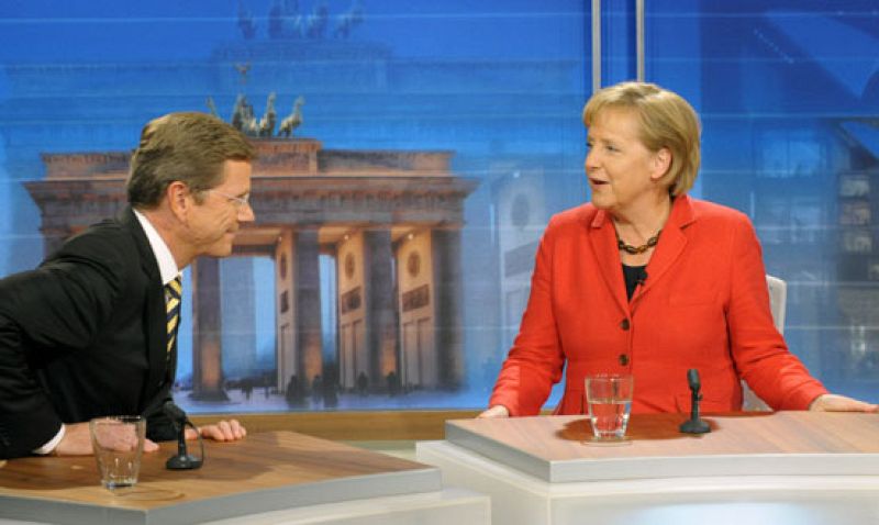 La canciller alemana, Ángela Merkel, se reúne hoy mismo con el líder liberal Guido Westerwelle. El gran triunfo de los liberales hace prever que van a apretar las tuercas a Merkel. 