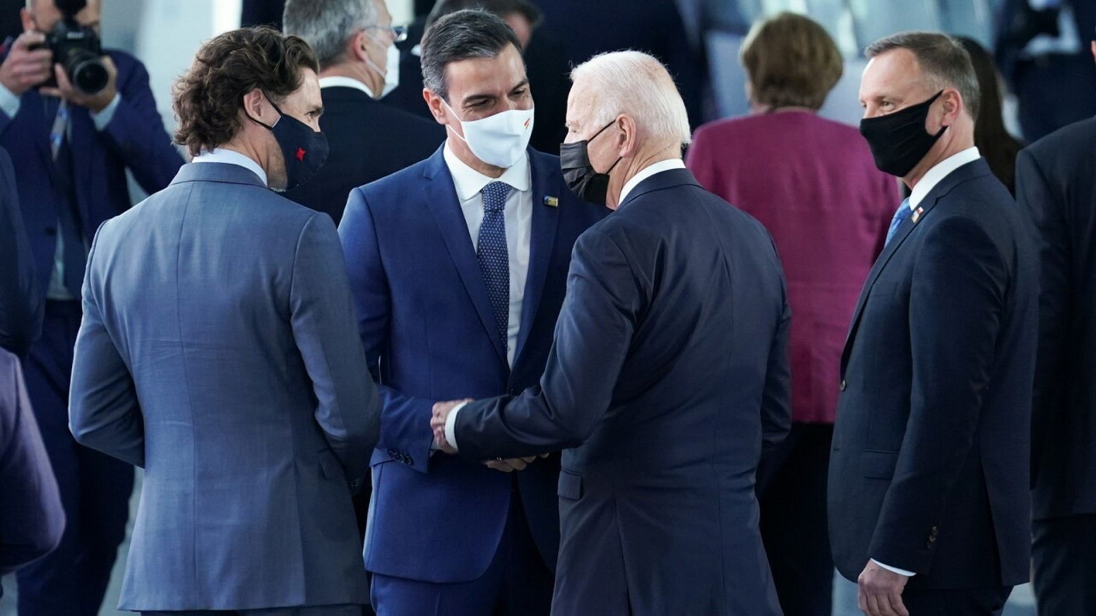 El encuentro entre Pedro Sánchez y Joe Biden se queda en un saludo de pasillo en la cumbre de la OTAN 