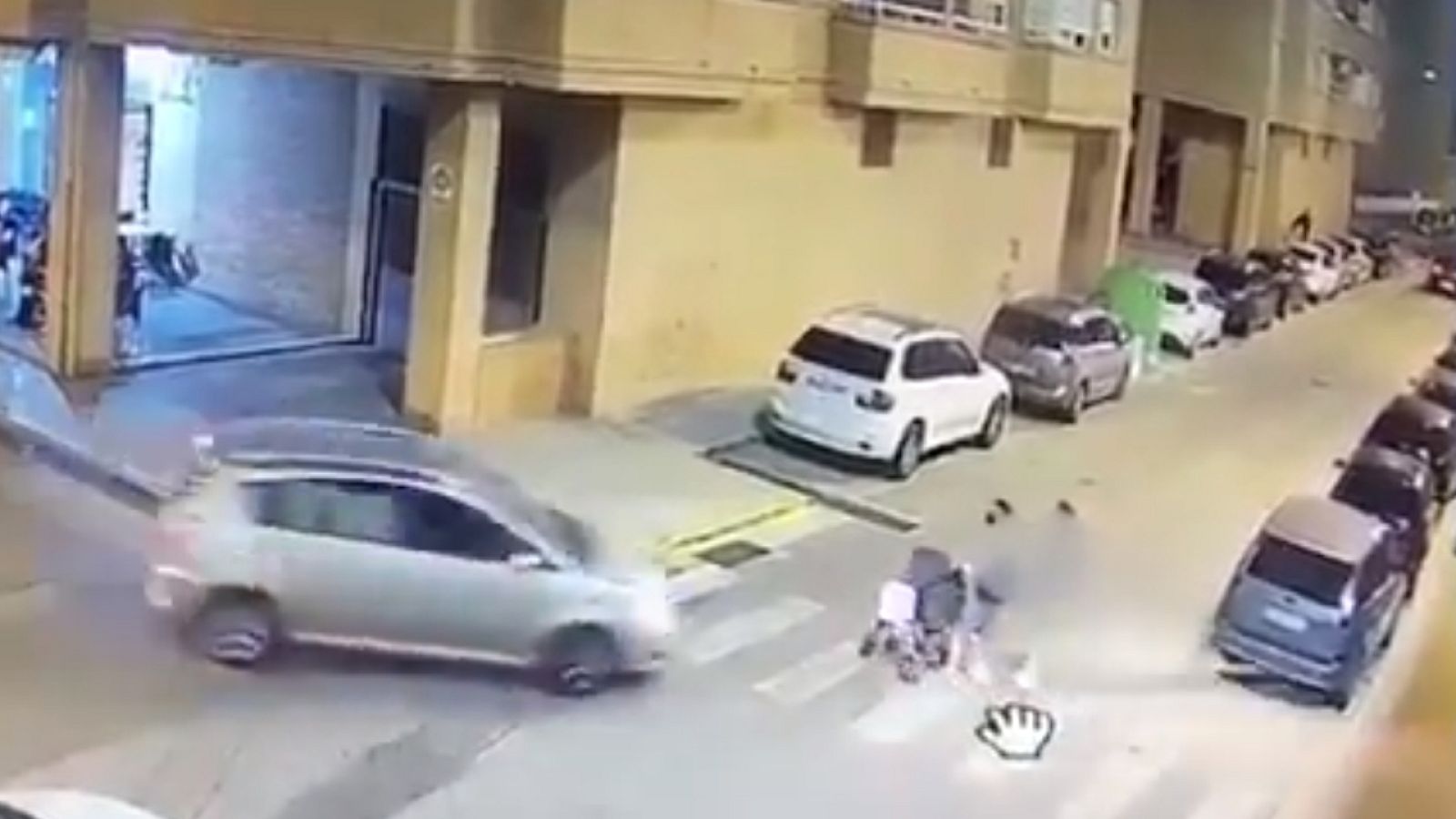 Detenido por dejar inconsciente a un conductor que se saltó un paso de peatones - Telediario 1 | Ver