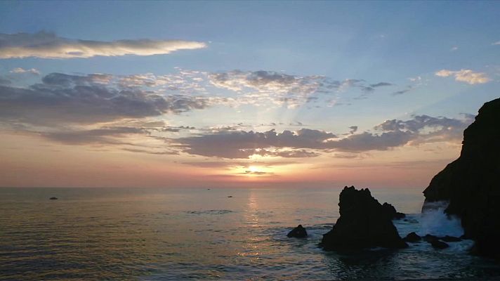 El tiempo - Chubascos y tormentas localmente fuertes y acompañadas de granizo en amplias zonas de la mitad norte y de forma más aislada en la zona centro. Temperaturas significativamente altas en las depresiones de Aragón y Cataluña y en Baleares