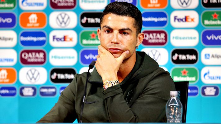 Informativo 24h - Cristiano Ronaldo quita a Coca-Cola de la rueda de prensa