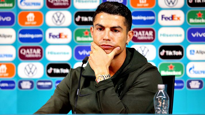 Cristiano Ronaldo quita a Coca-Cola de la rueda de prensa