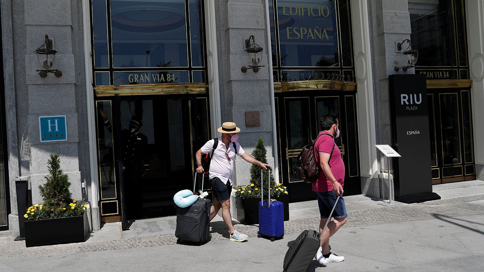 Sánchez anuncia que la mascarilla "pronto" dejará de ser obligatoria en la calle - Telediario 1 | Ver