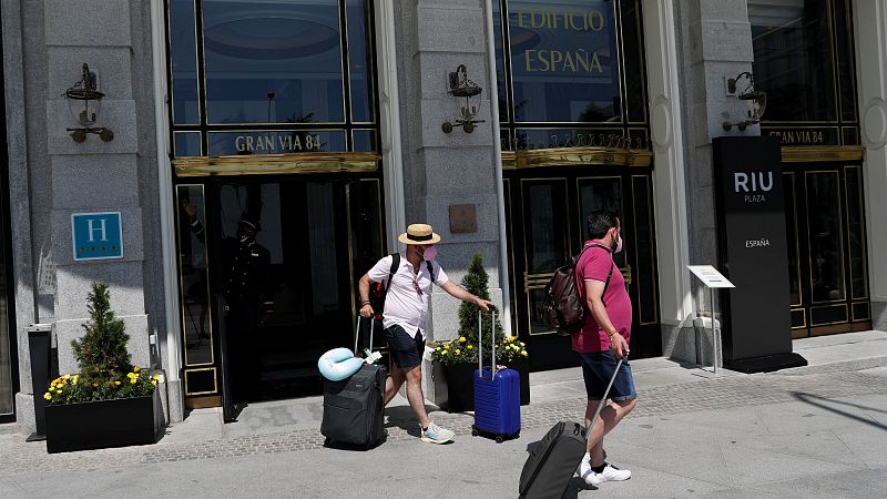 Sánchez anuncia que la mascarilla "pronto" dejará de ser obligatoria en la calle - Telediario 1 | Ver