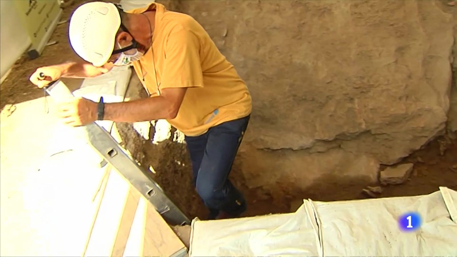 Hallan restos óseos de una mujer del paleolítico, una Homo Sapiens que vivió hace 14.000 años, en una cueva en Lleida