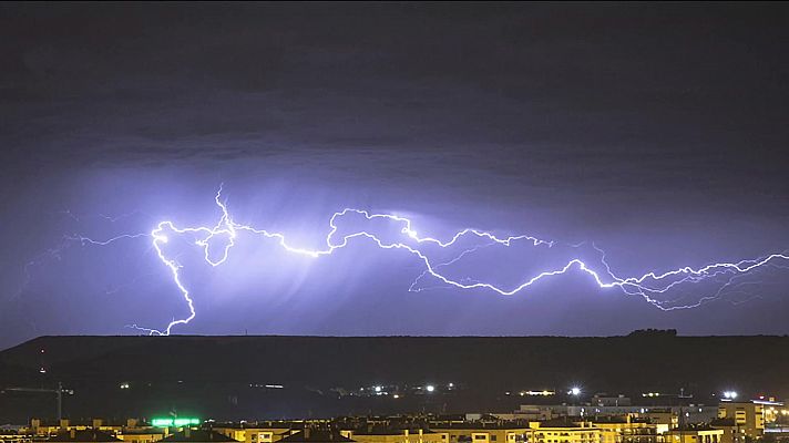 Chubascos y tormentas localmente fuertes y con granizo en el tercio noroeste peninsular. No se descartan en el interior del sureste peninsular.Temperaturas significativamente altas en Baleares y zonas del interior del nordeste peninsular