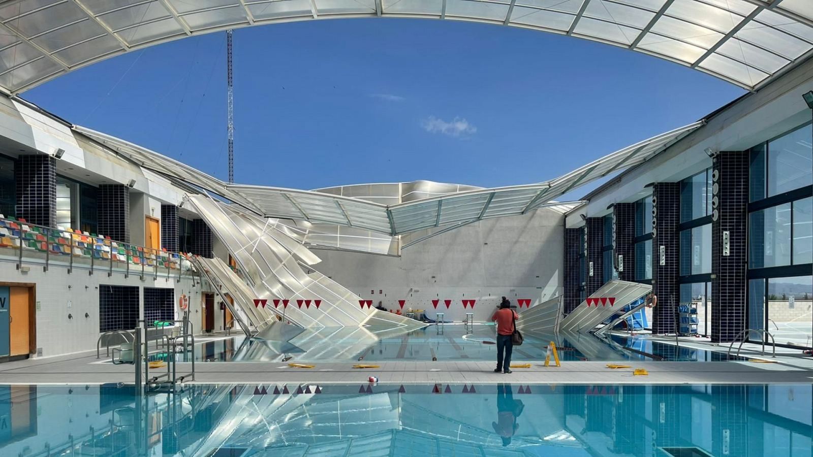 Un chaparrón hunde el techo de la piscina de Las Torres de Cotillas