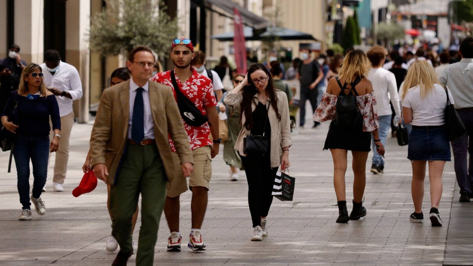 Francia vive su primer día sin mascarilla obligatoria en exteriores - RTVE.es