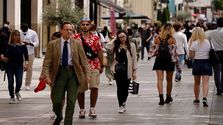 Francia vive su primer día sin mascarilla obligatoria 