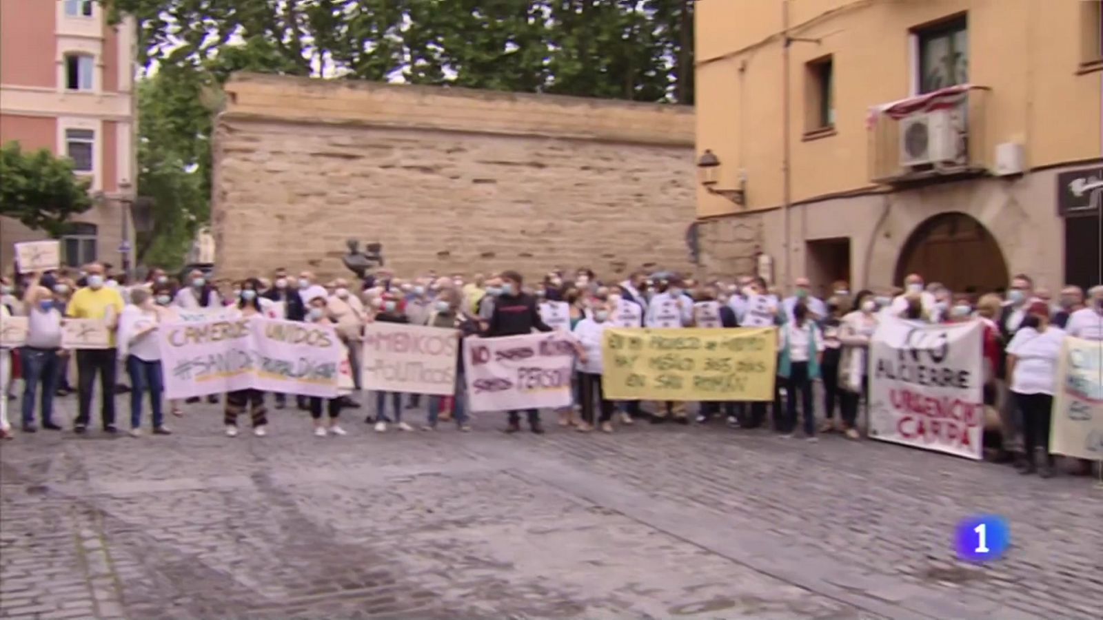 Tensión en la concentración contra el cierre de las Urgencias de Atención Primaria. Los afectados han esperado hasta poder hablar unos minutos con la presidenta Concha Andreu en el exterior del Parlamento de La Rioja 