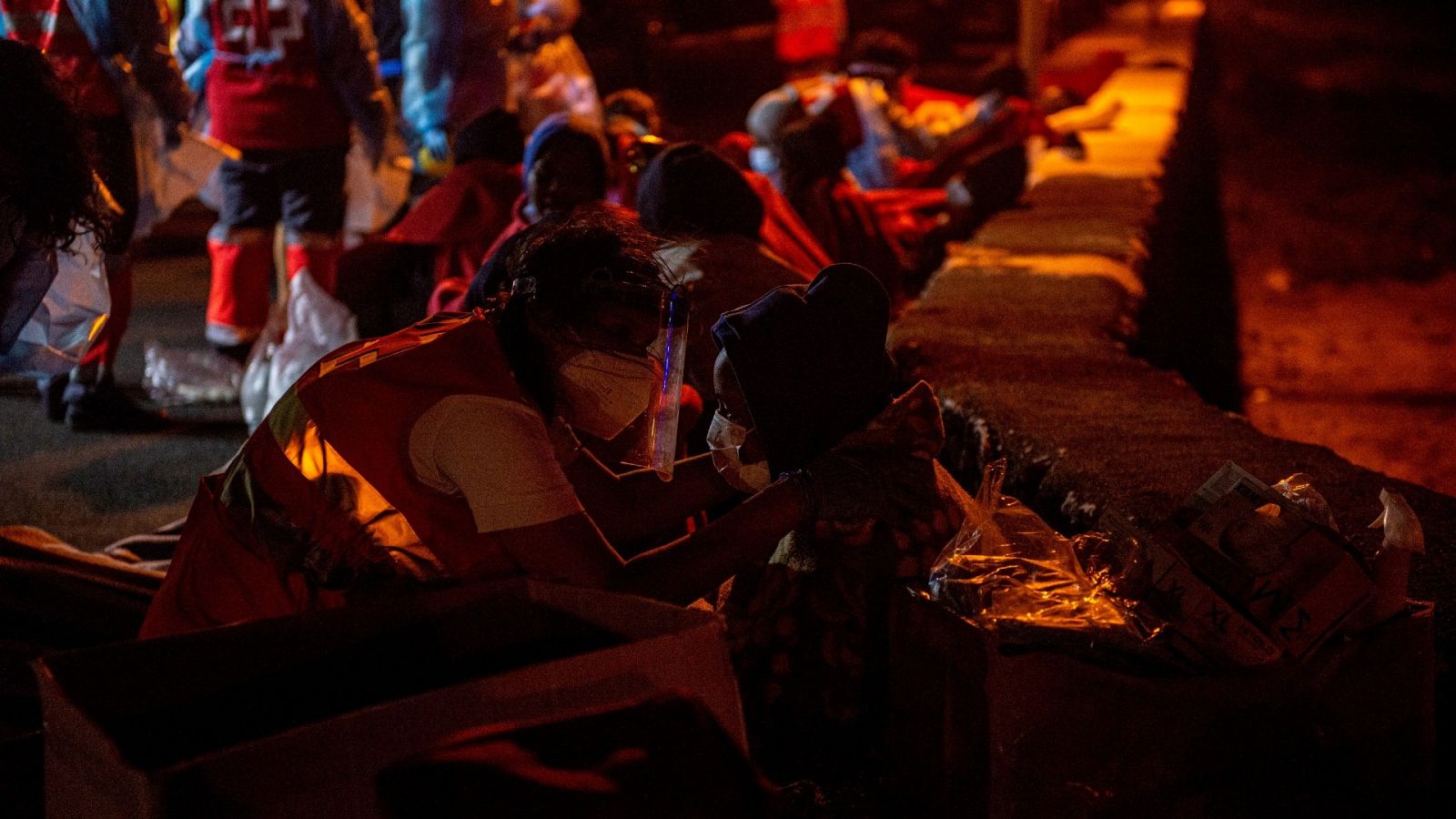Al menos tres muertos y cinco desaparecidos tras volcar una patera en Lanzarote con 46 personas