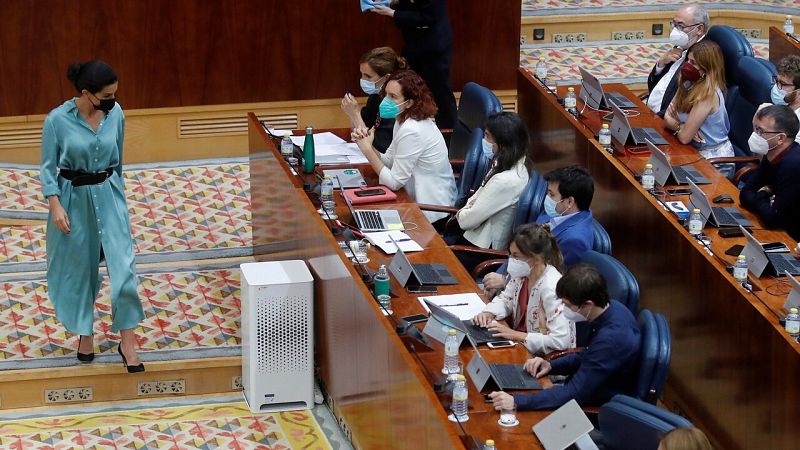 La presidenta de la Asamblea expulsa a una diputada de Podemos por protestar frente a los comentarios de Monasterio sobre Mbayé