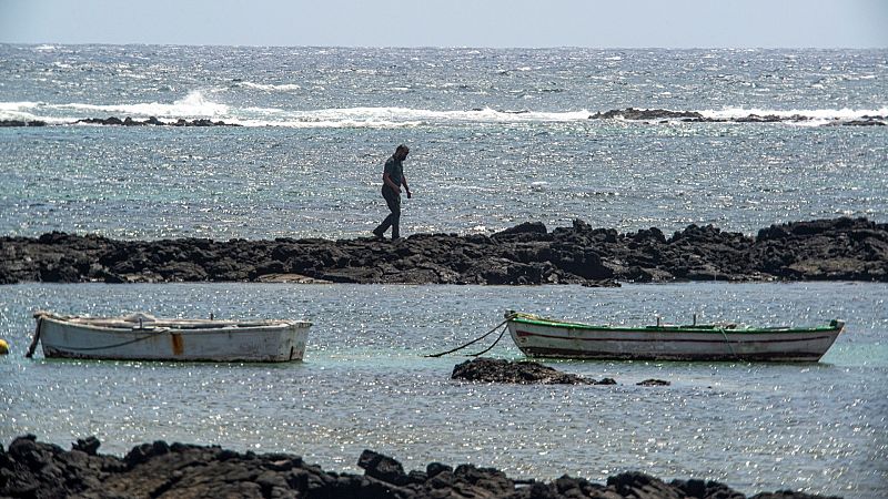 Un desaparecido y cuatro fallecidos, entre ellos un niño y una embarazada, tras el naufragio de dos pateras en la costa de Lanzarote