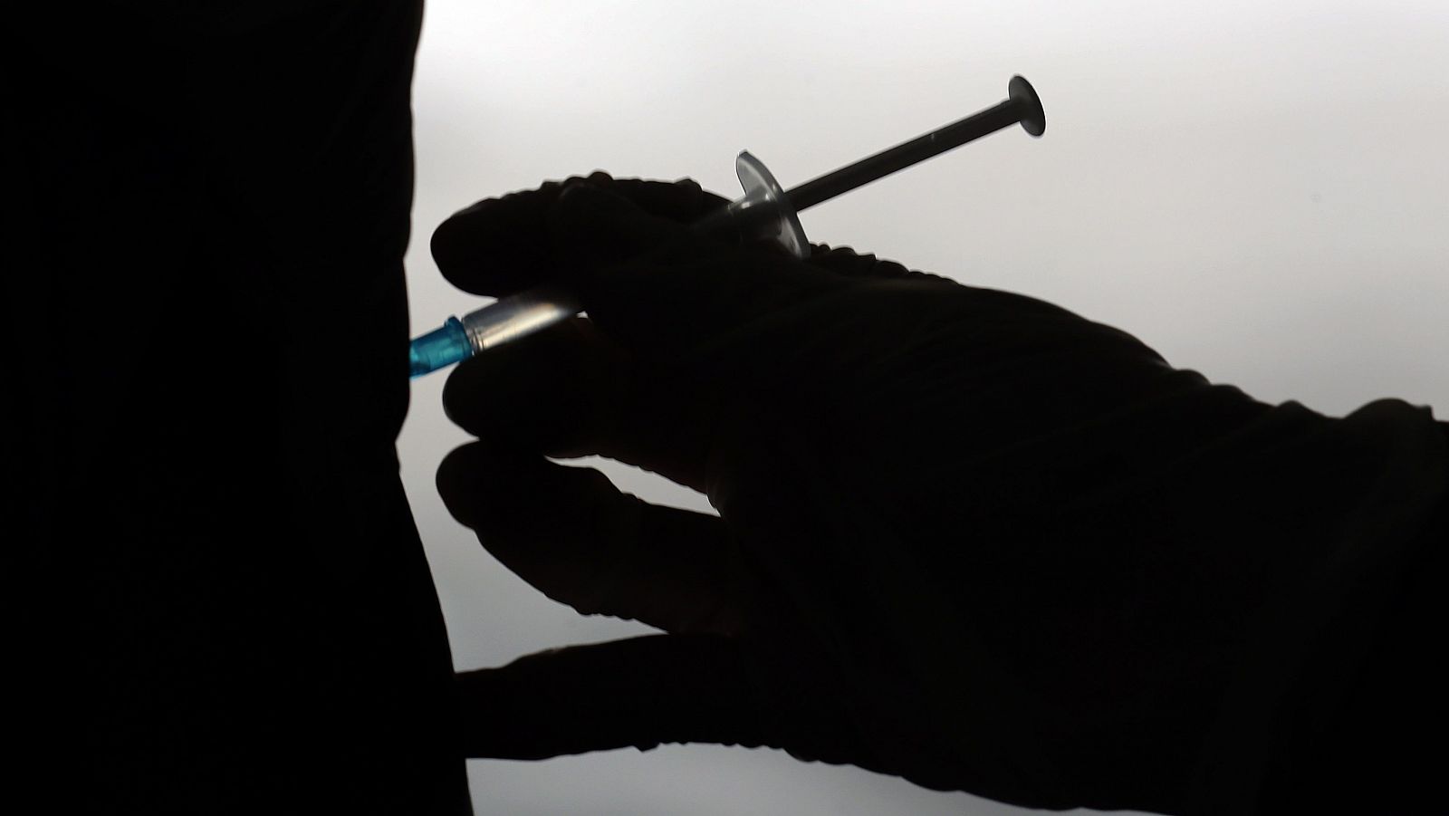 Un 28% de los que tienen entre 60 y 69 años ha recibido las dos dosis de la vacuna - Telediario 1 | Ver