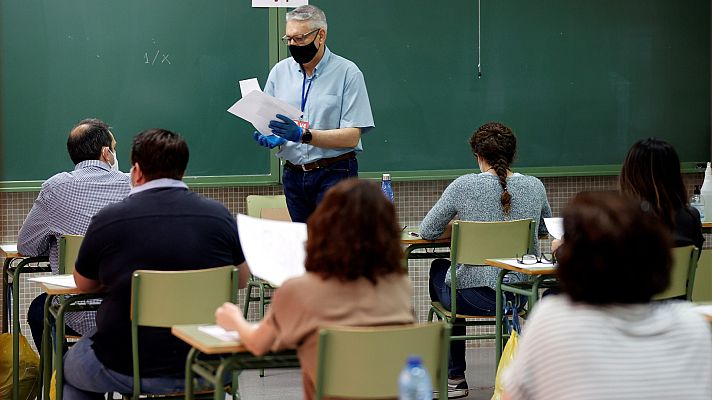 Telediario 1 - Miles de opositores a docente se examinan este fin de semana en España