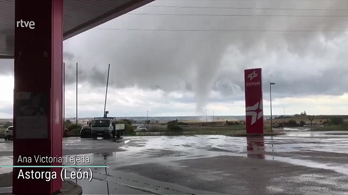 En el tercio oriental peninsular y Baleares, intervalos nubosos y ausencia de precipitaciones. En el resto de la Península, cielos nubosos con chubascos y tormentas