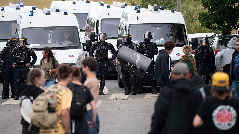 Violento desalojo en el oeste de Francia de una fiesta multitudinaria ilegal