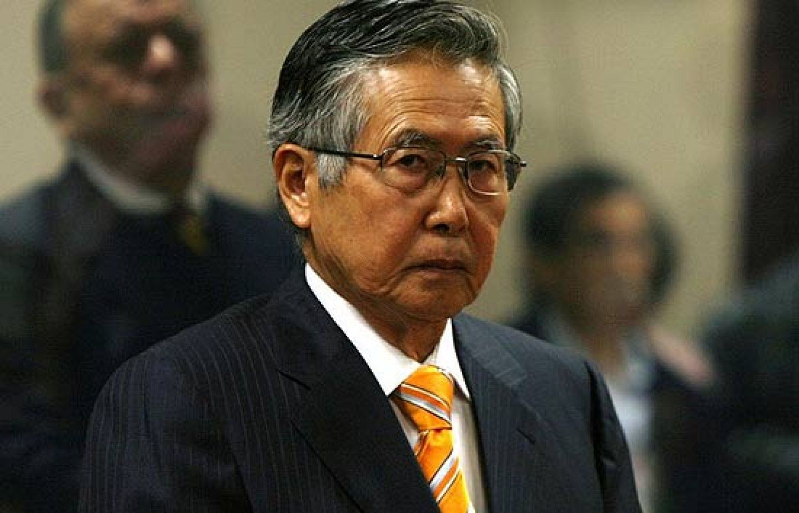  El ex presidente peruano Alberto Fujimori ha aceptado su responsibilidad en el espionaje, soborno de congresistas y compra ilegal de un medio de comunicación en los años 90. "Estoy conforme" ha respondido el ex mandatario tras escuchar la acusación del tribunal. 