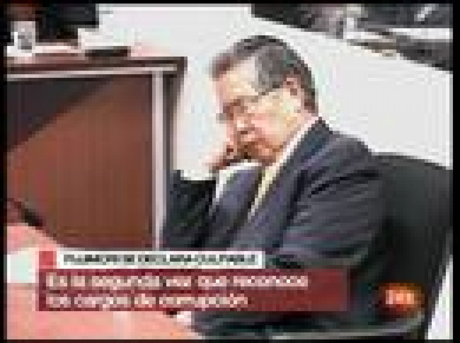  El ex presidente peruano Alberto Fujimori ha aceptado su responsibilidad en el espionaje, soborno de congresistas y compra ilegal de un medio de comunicación en los años 90. "Estoy conforme" ha respondido el ex mandatario tras escuchar la acusación del tribunal. 